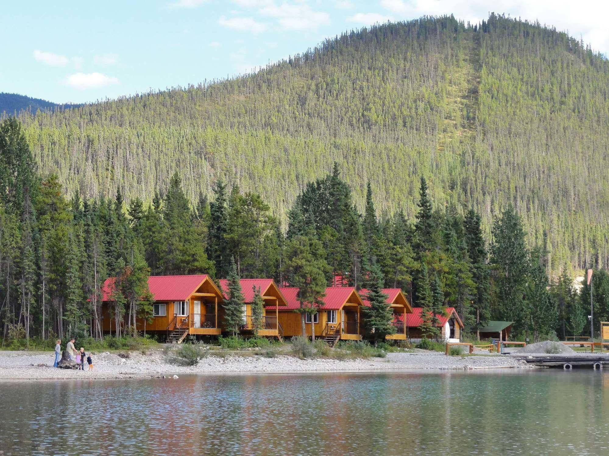 Northern Rockies Lodge Muncho Lake Екстер'єр фото