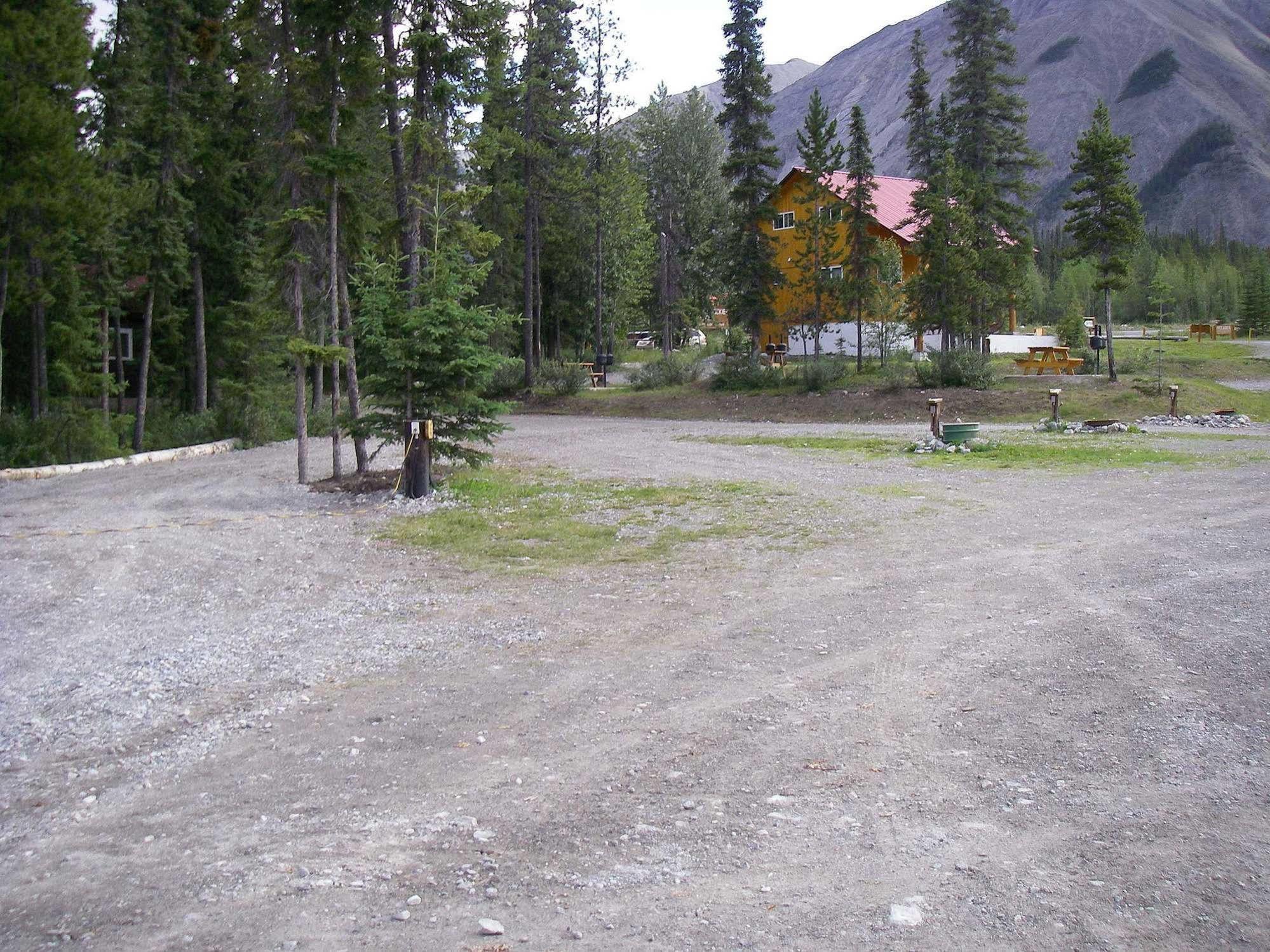 Northern Rockies Lodge Muncho Lake Екстер'єр фото