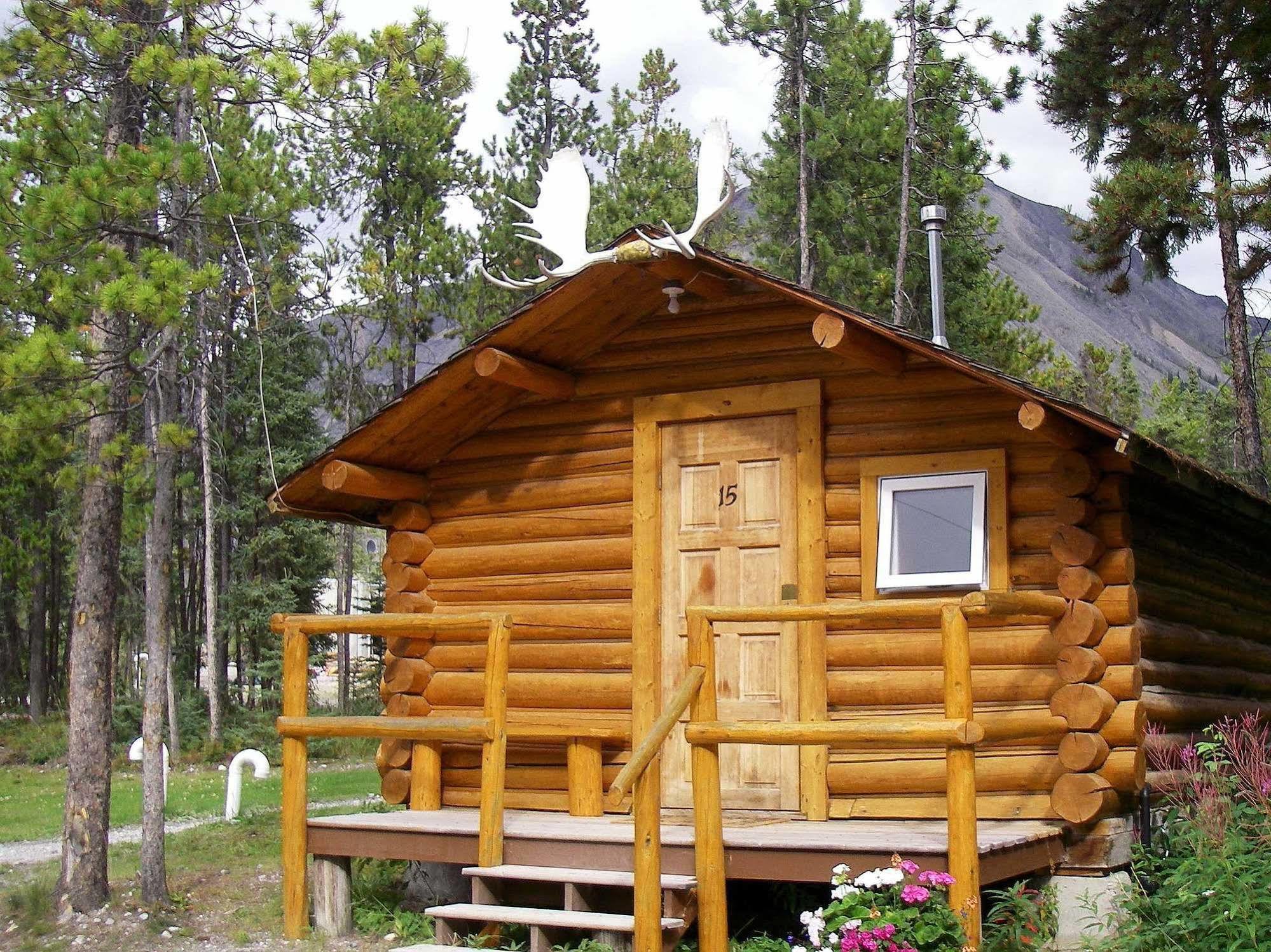 Northern Rockies Lodge Muncho Lake Екстер'єр фото